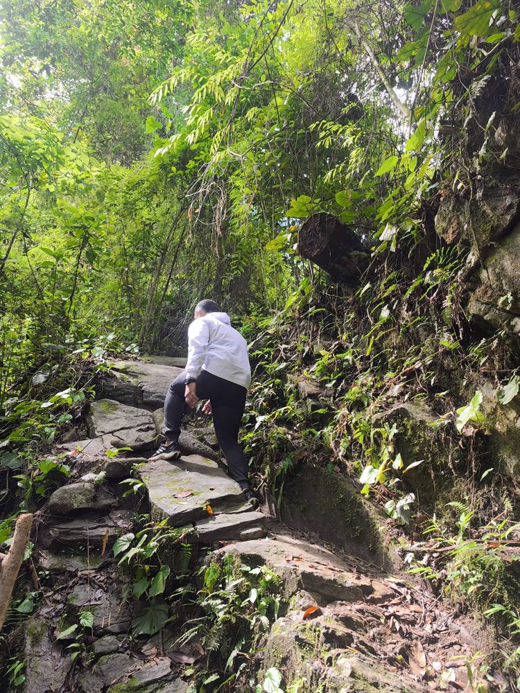 Senderismo por escalones de piedra