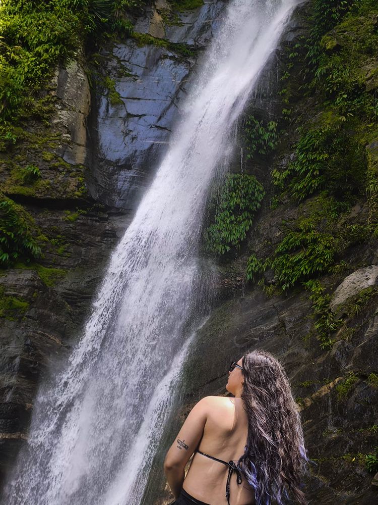 Visitante frente a la cascada