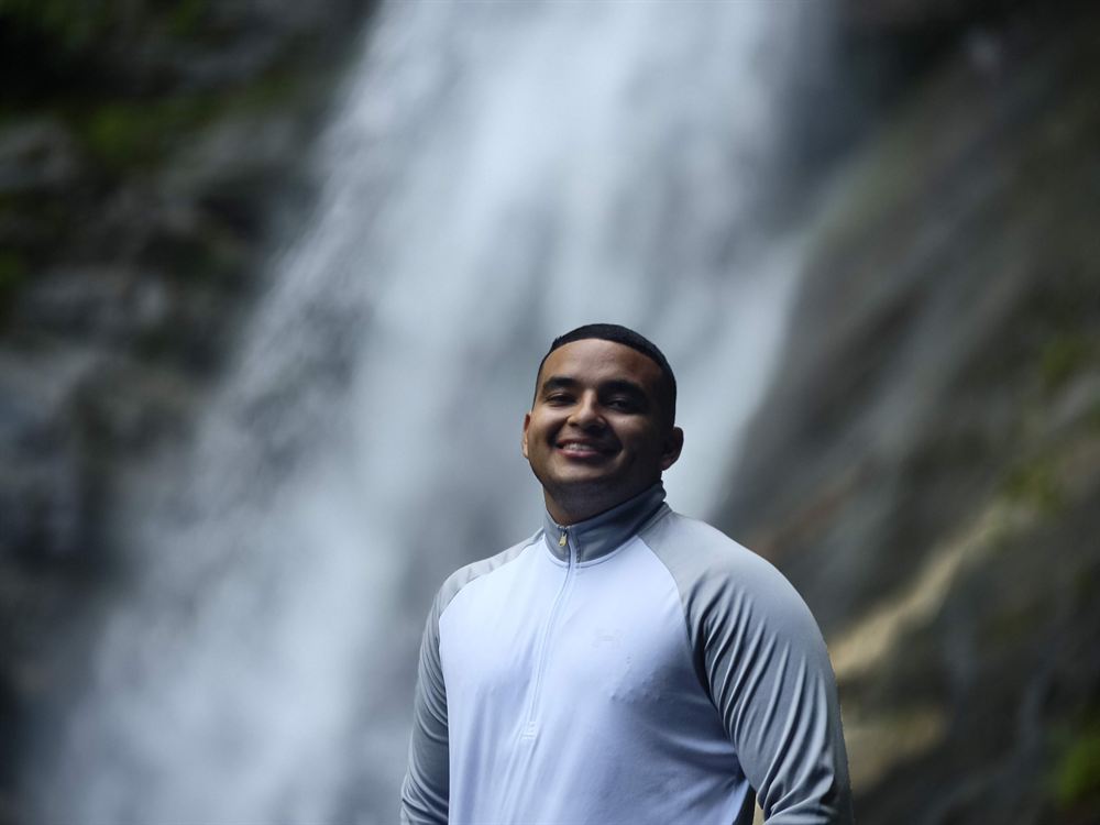 Guía de Joshual Tours frente a la cascada